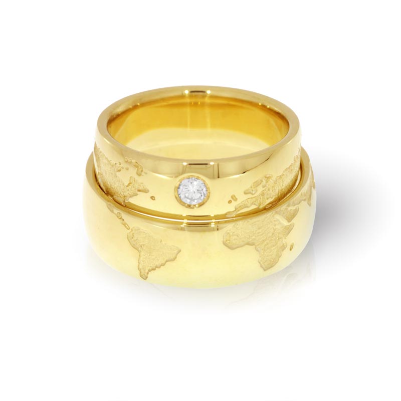 Trauringe in Gold mit Weltkarte