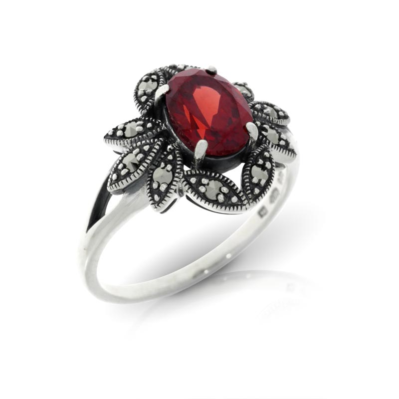 Ring in Silber mit Granat und Markasite